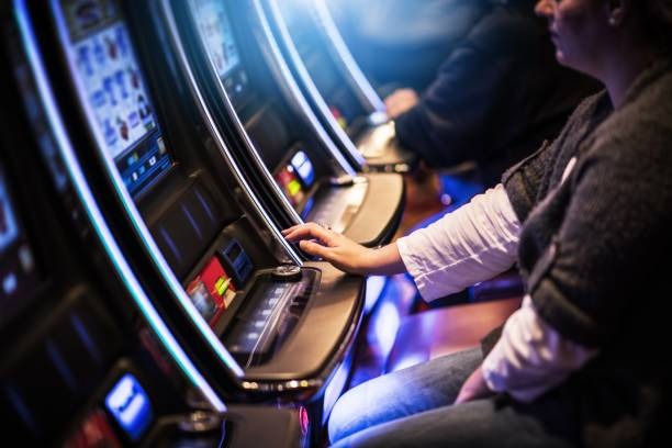 Cash out before the crash Cash out button highlighted during active round